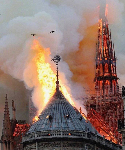 火中的巴黎圣母院